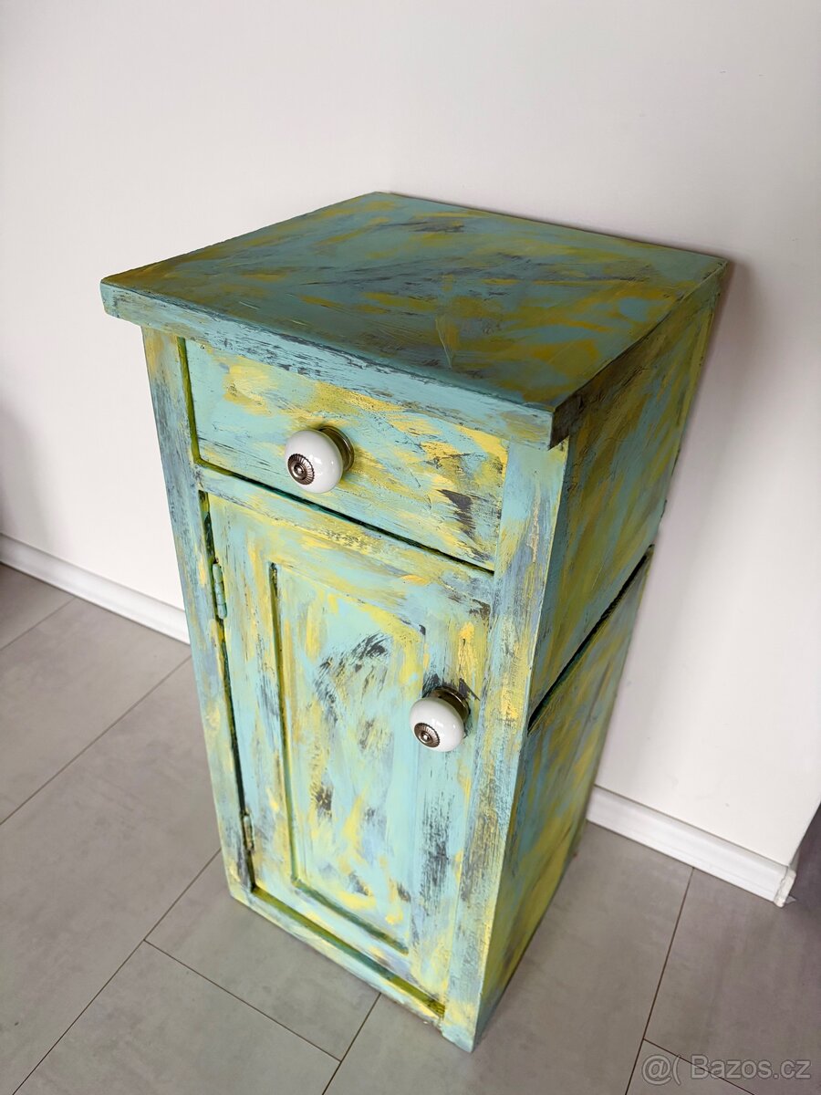 Dřevěná barevná skříňka - 2