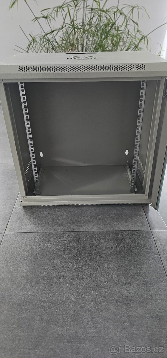 19" rack skříň na zeď - 2