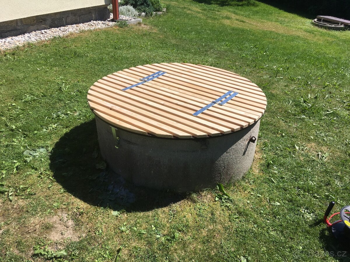 Designový poklop na studnu z modřínu - 2