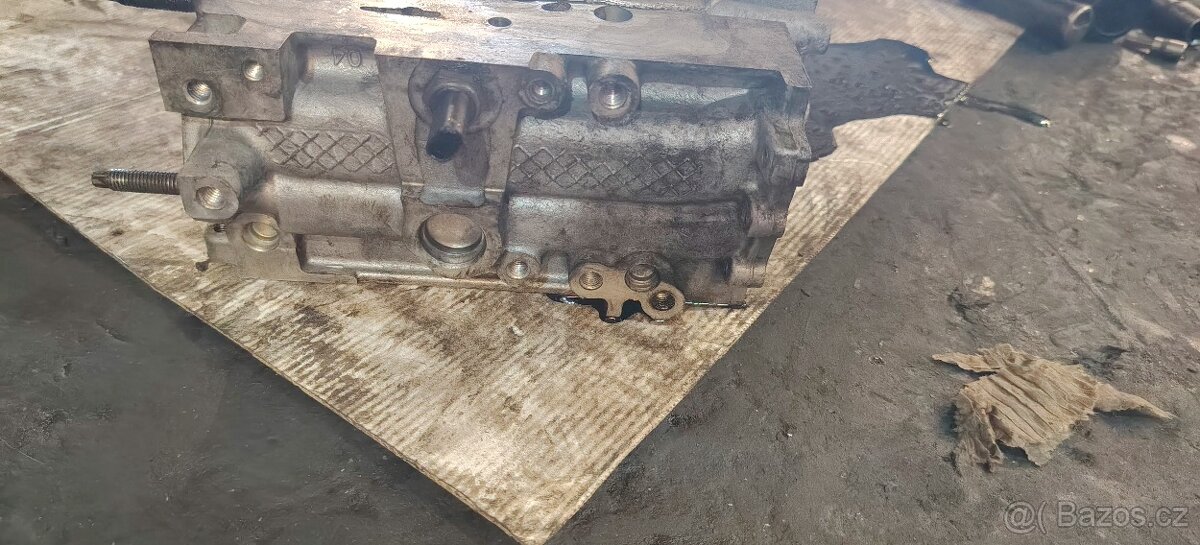 Hlava motoru Ford Transit 2.0 - 2