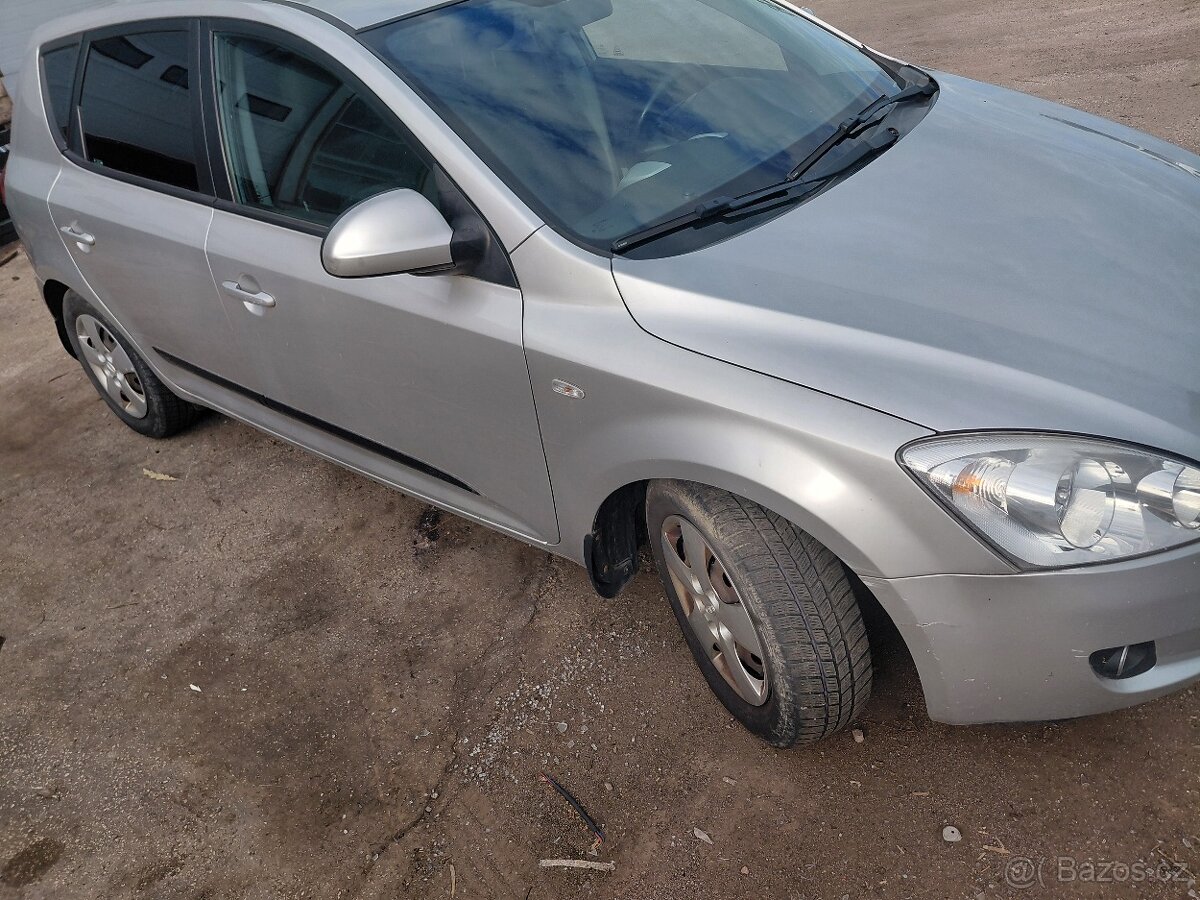 Kia ceed 1.6 89.7kw rok 2007 - 2
