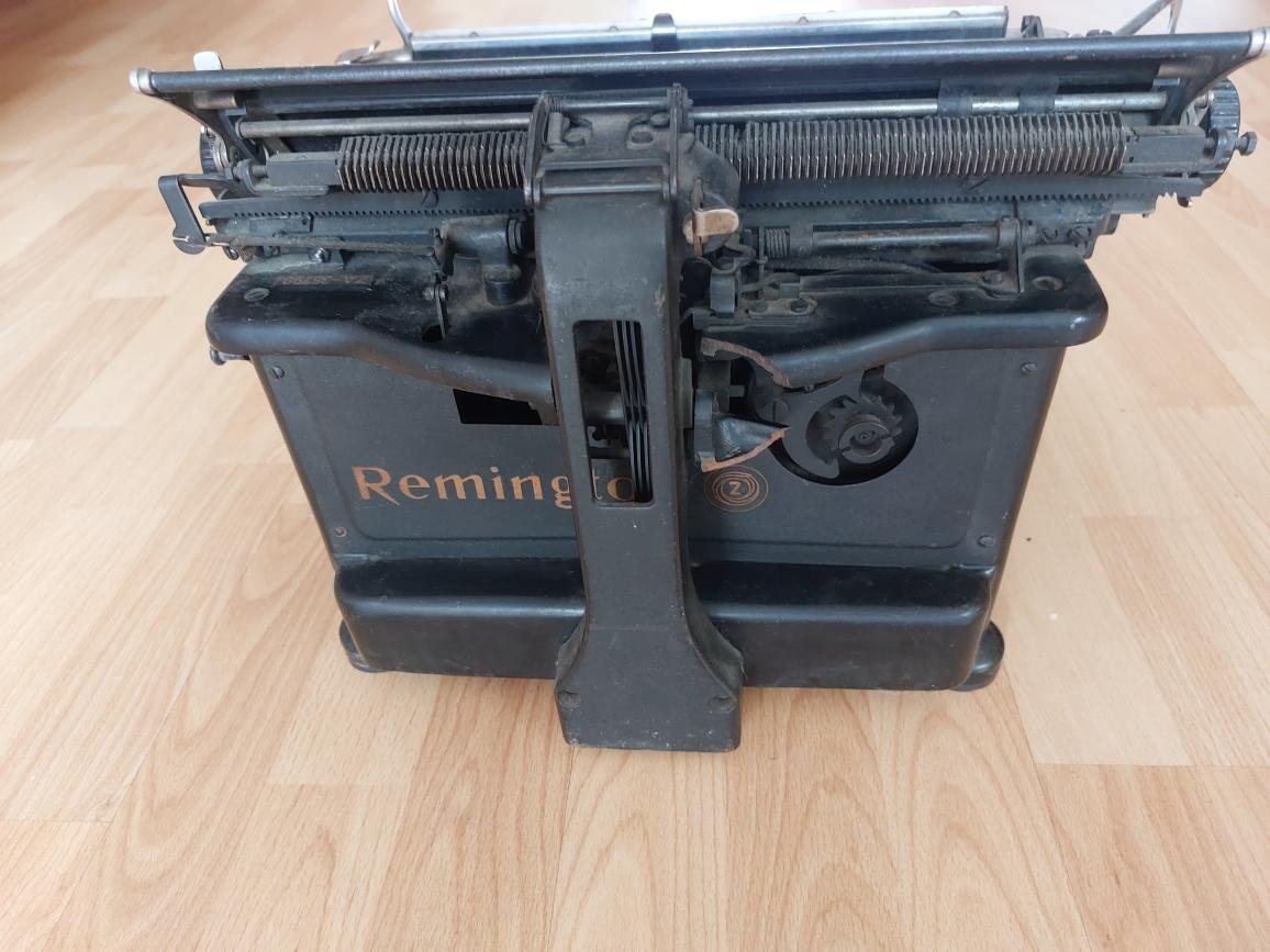 Starý psací stroj Remington - 2