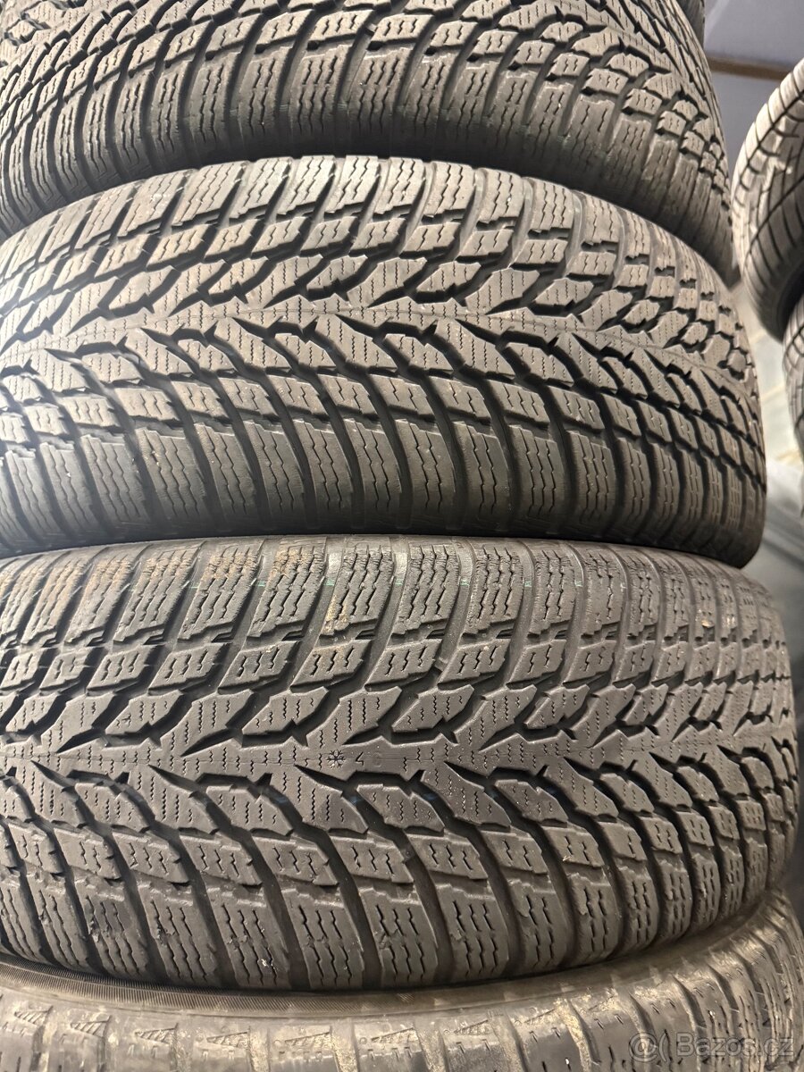 prodám zimní 205/60/16 Nokian - 2