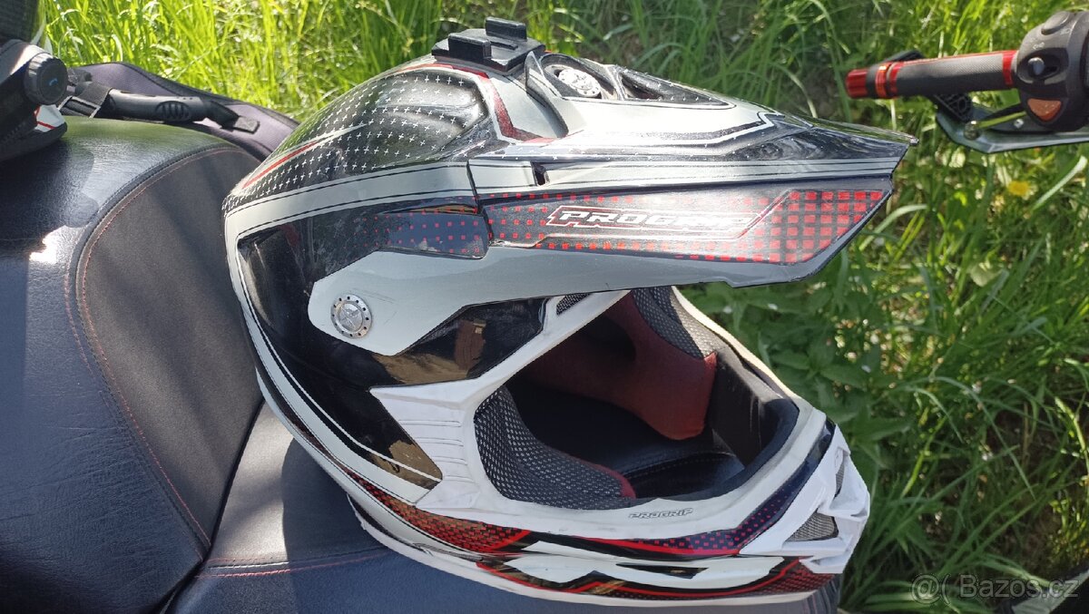 Crossová či Enduro přílba. - 2