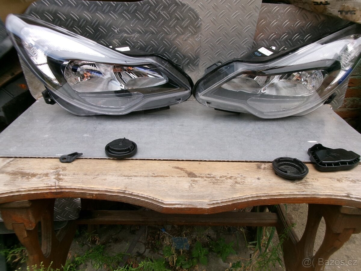 OPEL CORSA D 2011 - PŘEDNÍ SVĚTLA CHROM - 2