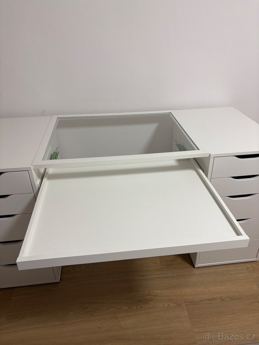 Kosmetický/ pracovní stůl - 2