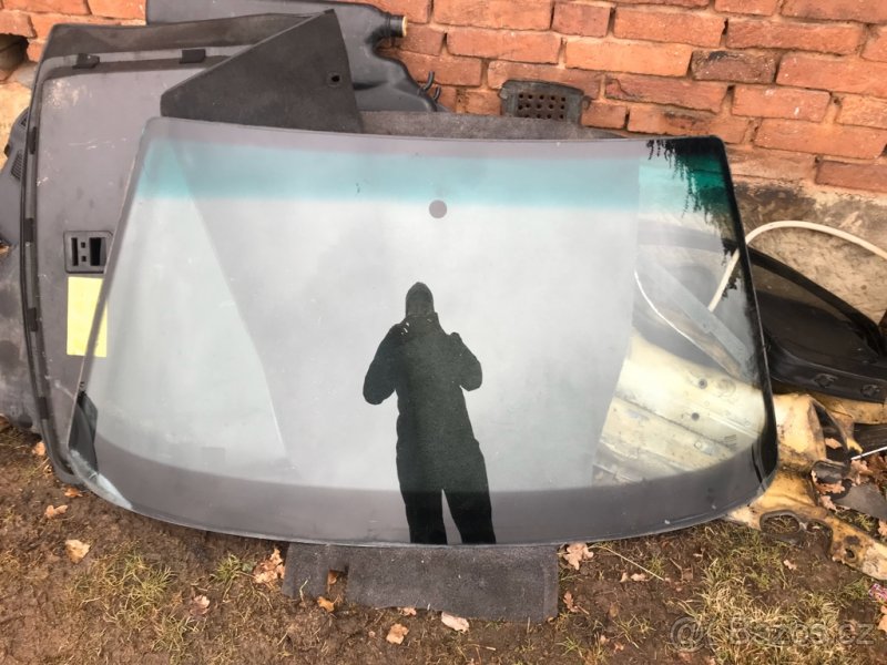 Audi A8 D2 celni okno - 2