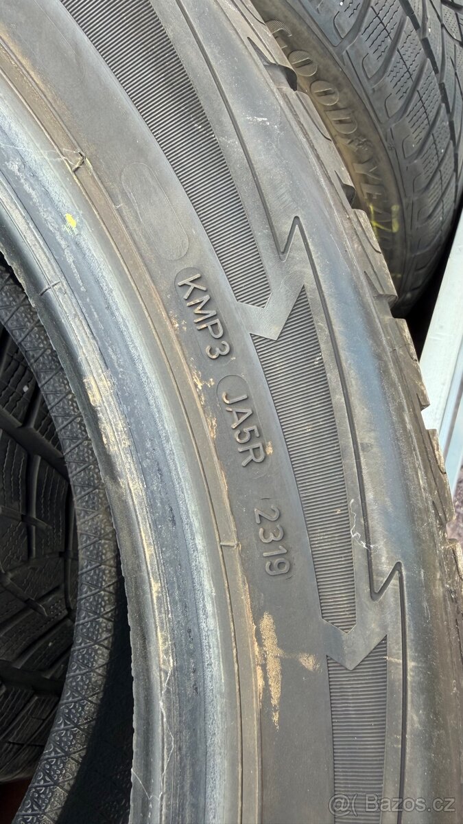 275/45 R21 110V GoodYear zimní - 2