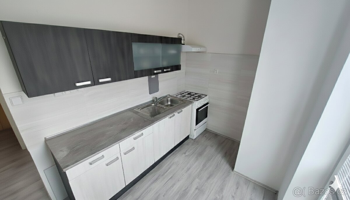 Pronájem bytu 2+1 (60 m2) Komenského, Adamov - 2