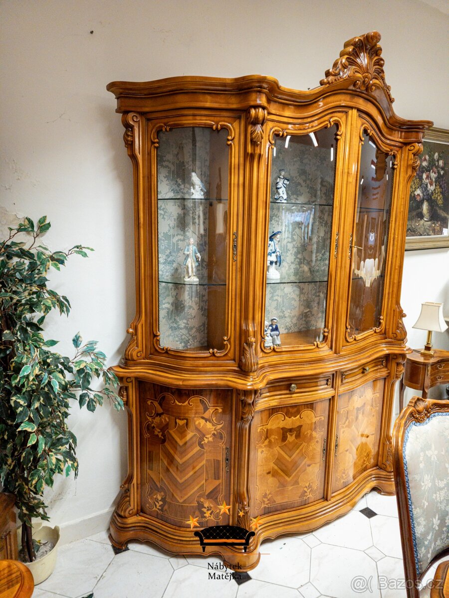 Luxusní barokní jídelní set – stůl + 6 židlí + velká vitrína - 2