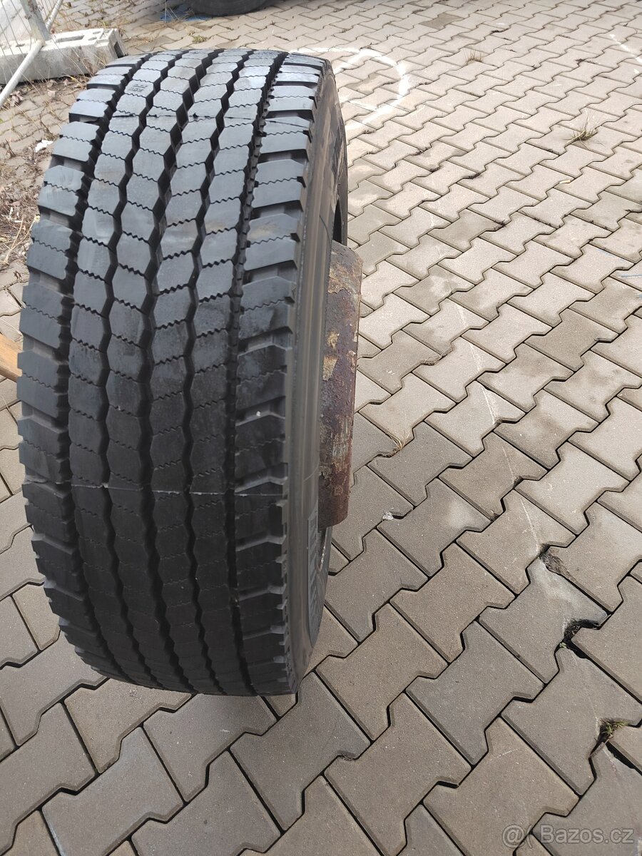 Pneu 295/60 22,5 - 2