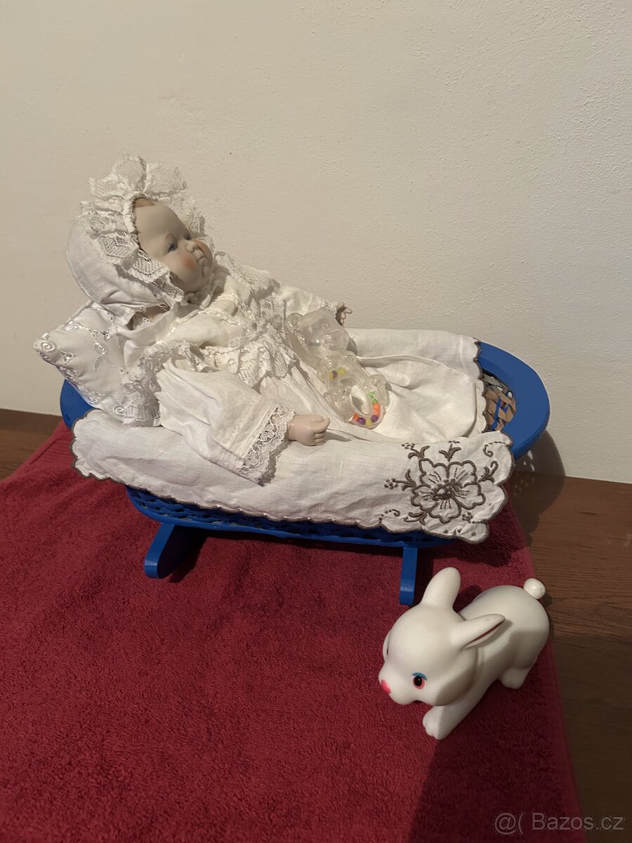 Panenka starožitná v kolebce - 2