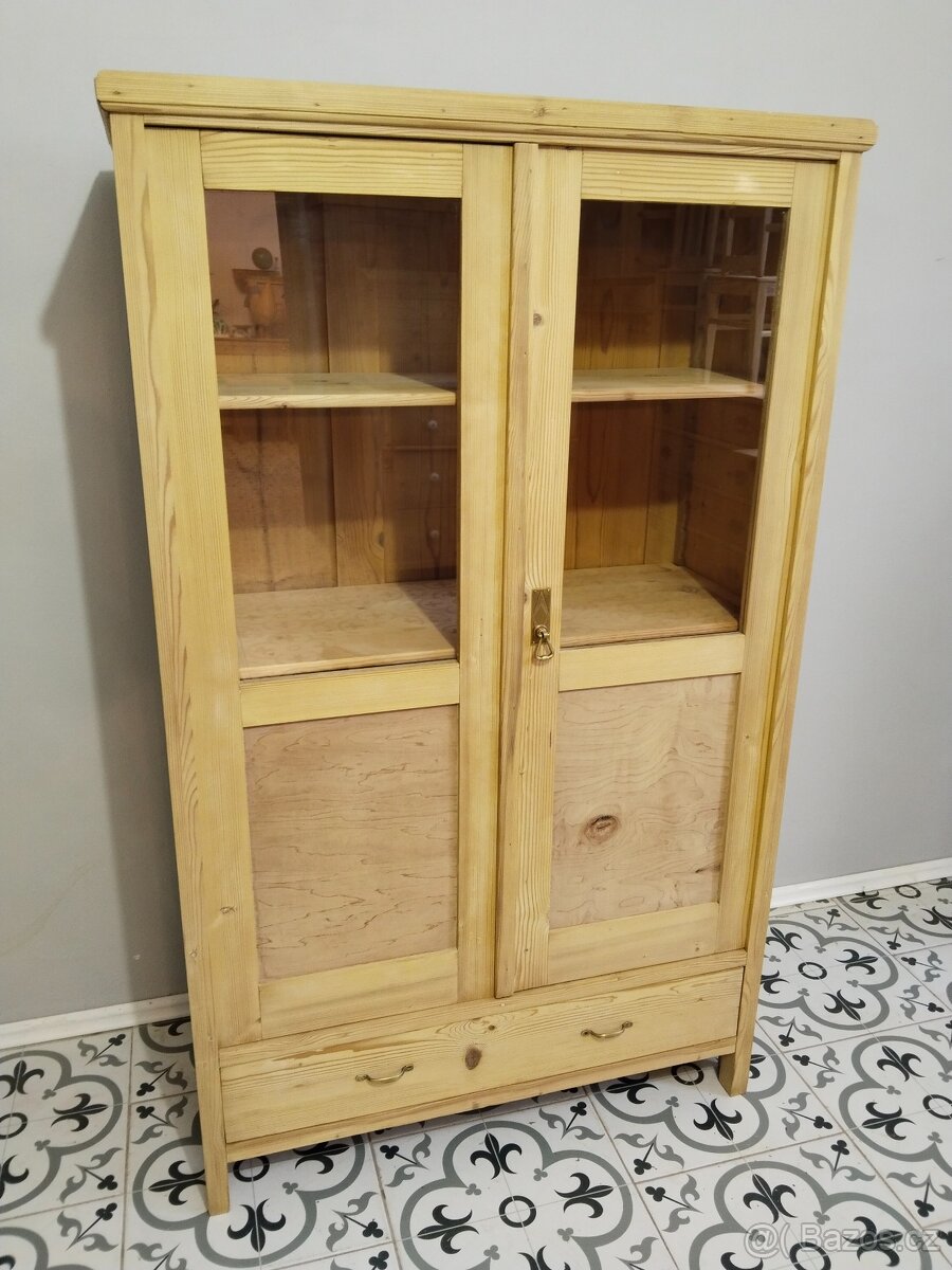 Stará skříň, skříňka, knihovna po renovaci - 2