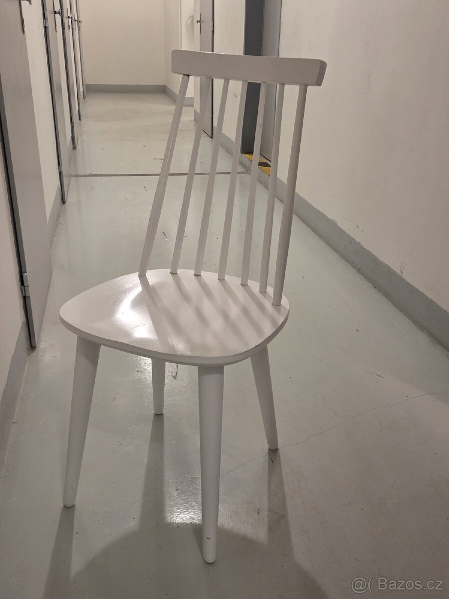 Dřevěné židle – 3 kusy
- 2