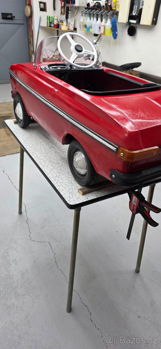 Šlapací autíčko moskvich - 2