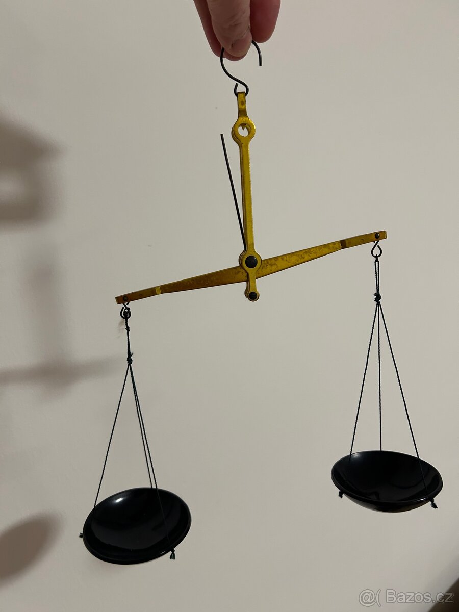 Stará dvoumisková váha v dřevěném pouzdře - 2