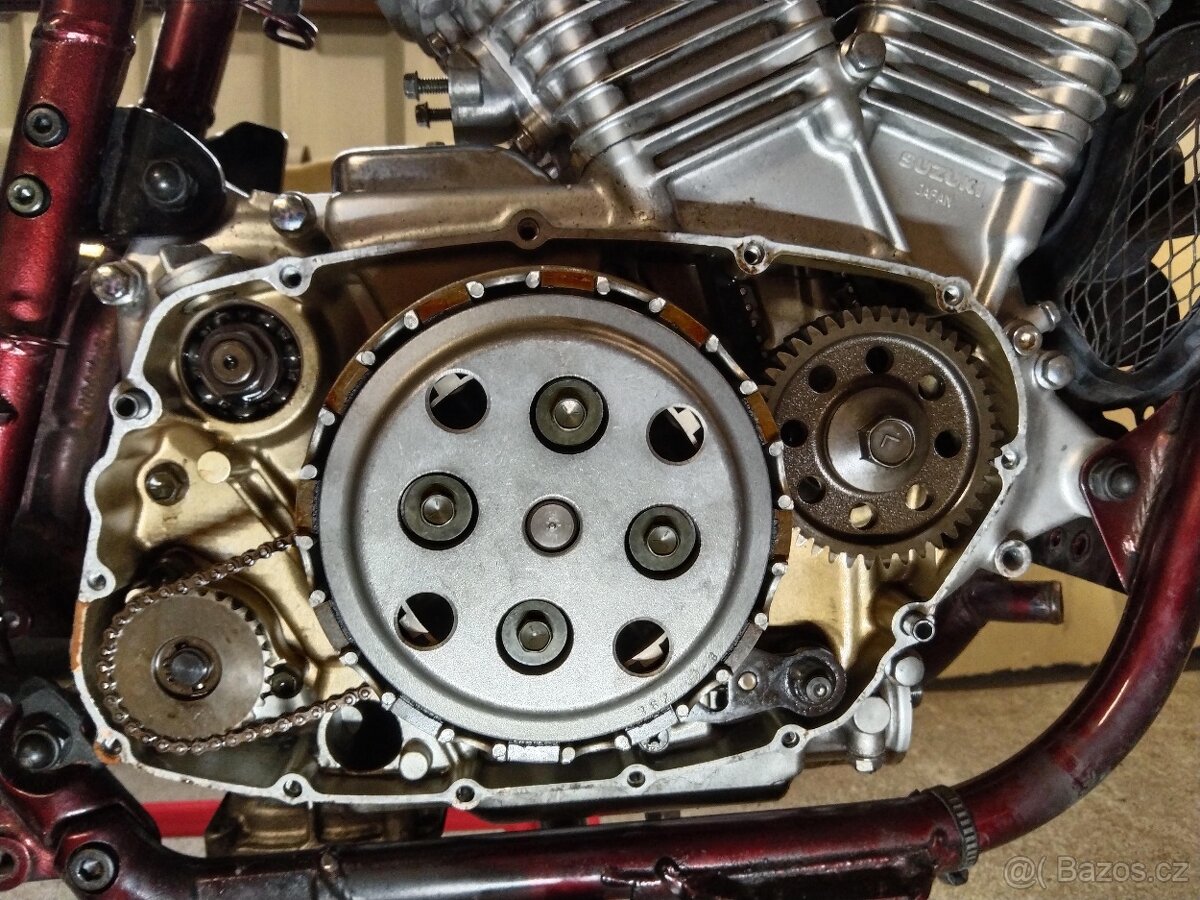 Rozebraný motor VS Suzuki 800 - 2
