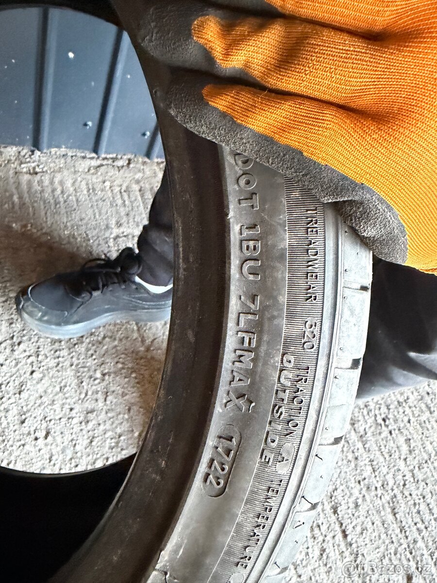 Prodám 225/40/18 letni pneu - 2