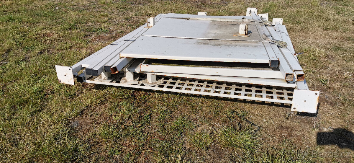 Plechová ohrada ke stroji. - 2