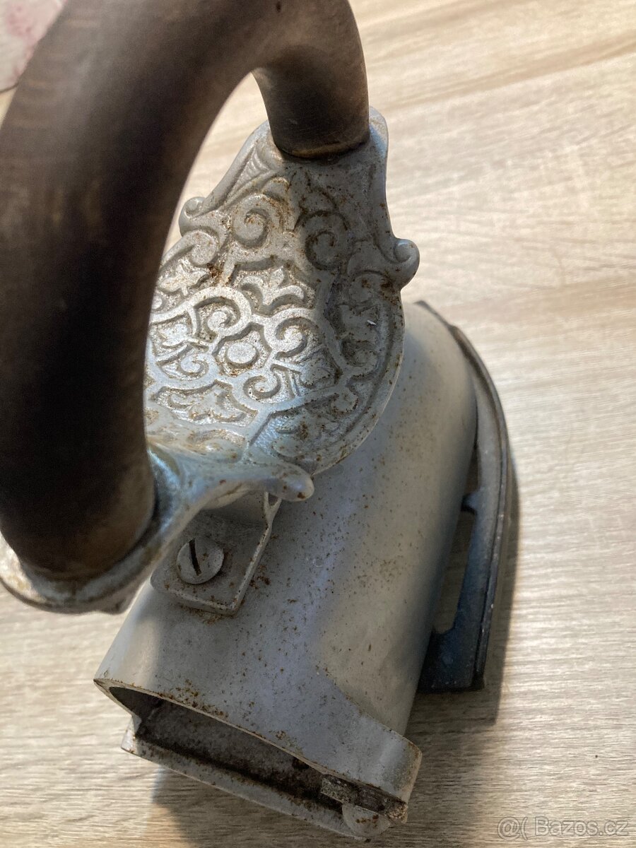 Starožitna žehlička - 2