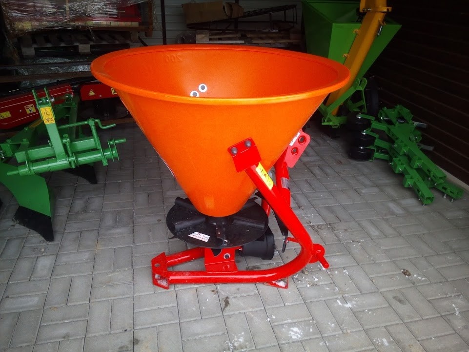Rozmetadlo hnojiv a posypových hmot 200 - 500 litrů náplň - 2