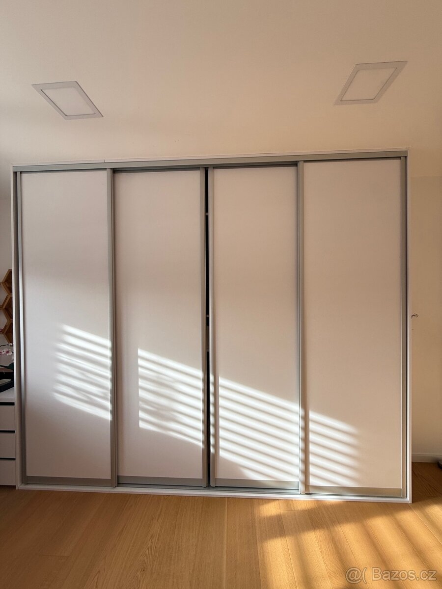 Prodávám 4x posuvné dveře a posuvný mechanizmus na šatní skř - 2