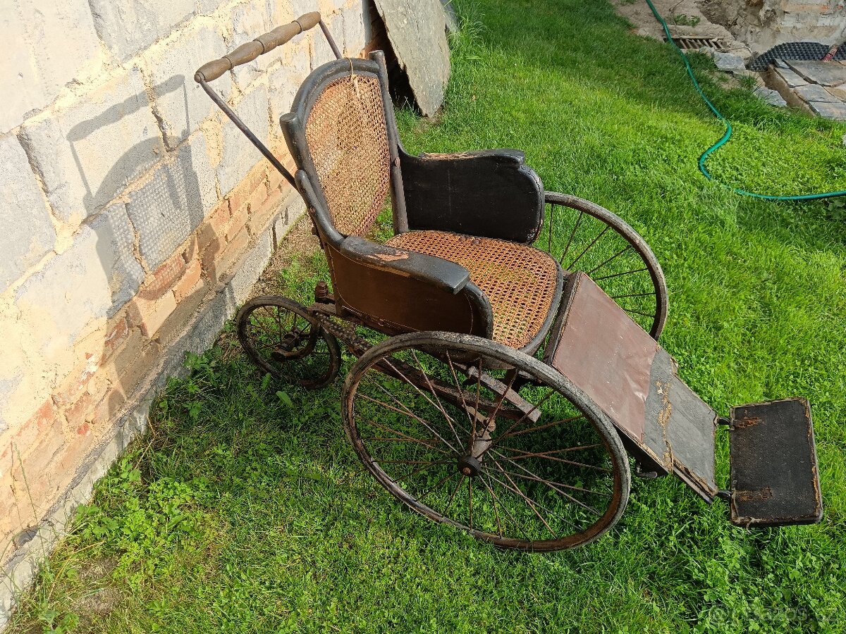 Staré invalidní křeslo - 2