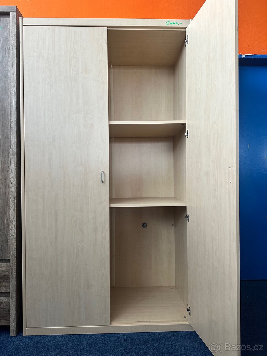 Šatní skříň - světlá - 2