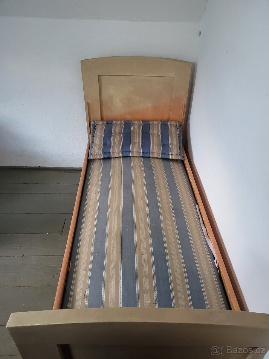 Dřevěná postel - 2