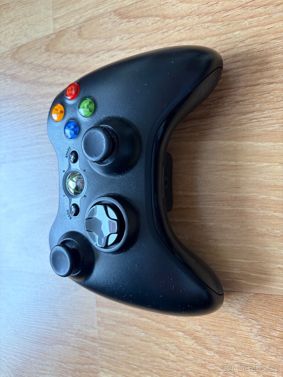 Xbox 360 + ovladače - 2