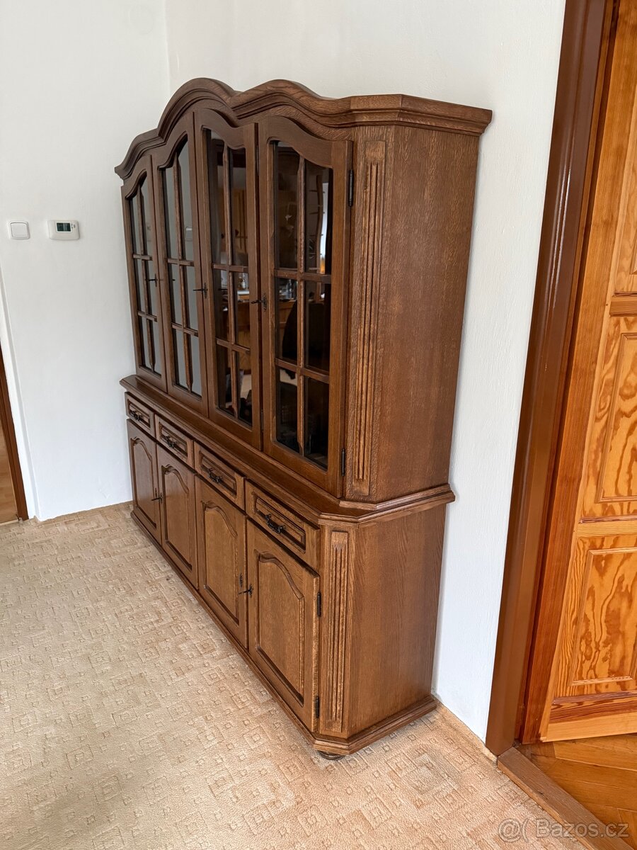 Skříň s vitrínou - 2
