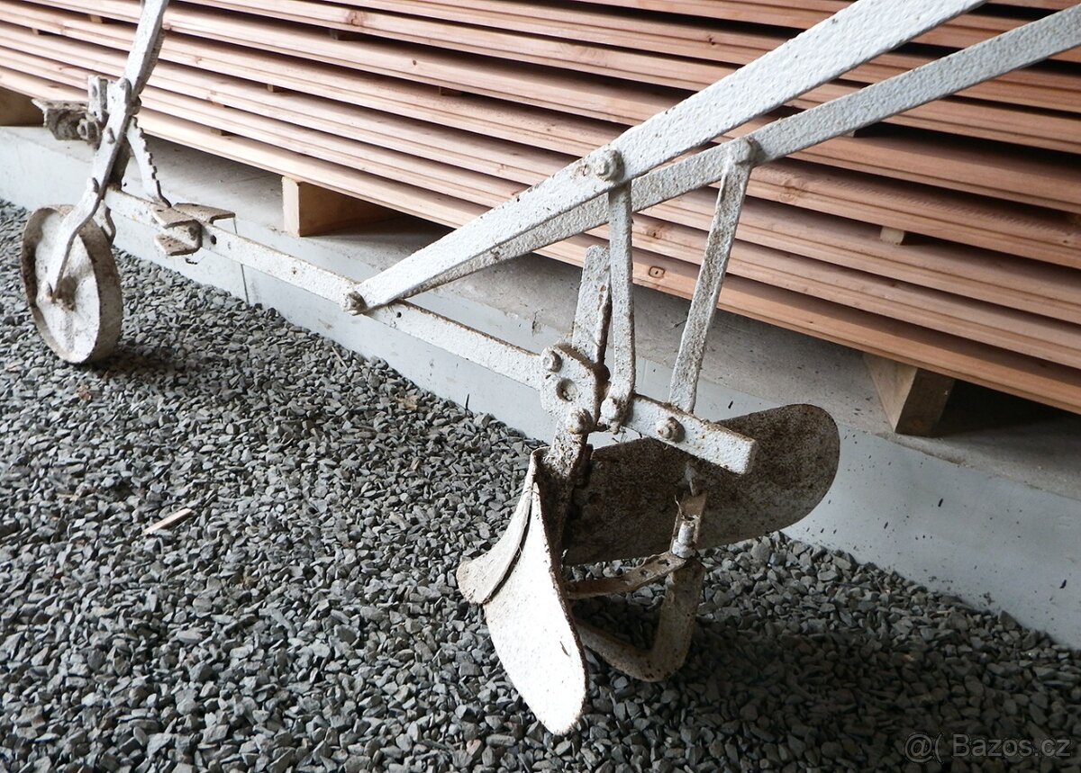 Pluh, vláčení,orba, pole,zahrada, zemědělská technika - 2