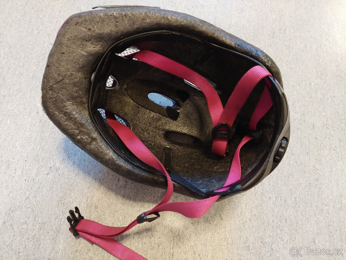 Dívčí cyklistická helma značky Giro ca 10-12 let - 2