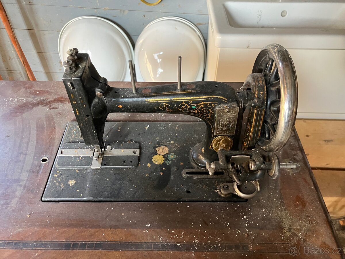 Starožitný šicí stroj - 2