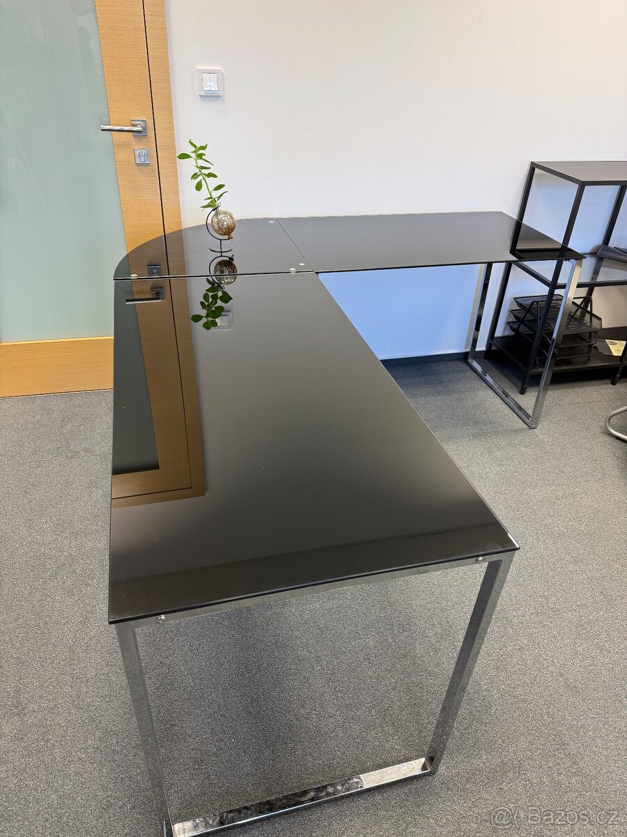 Skleněný rohový stůl - 2