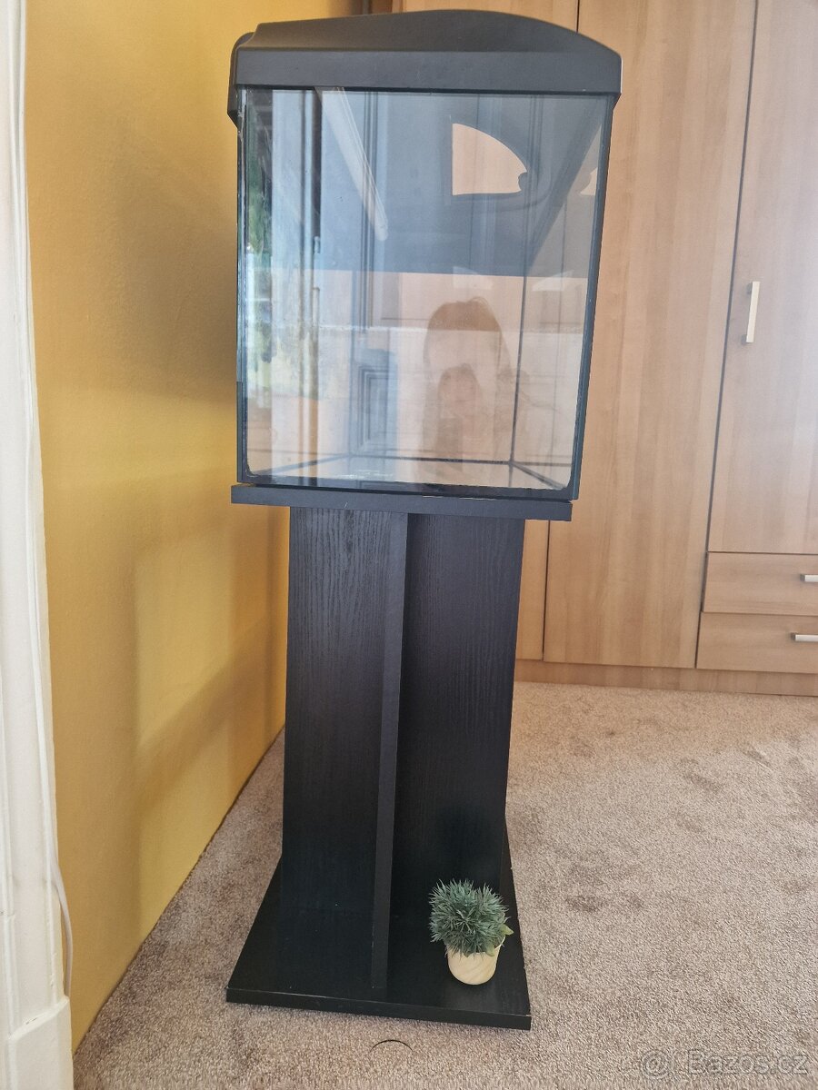 Akvarium + stolek + lampa - 2