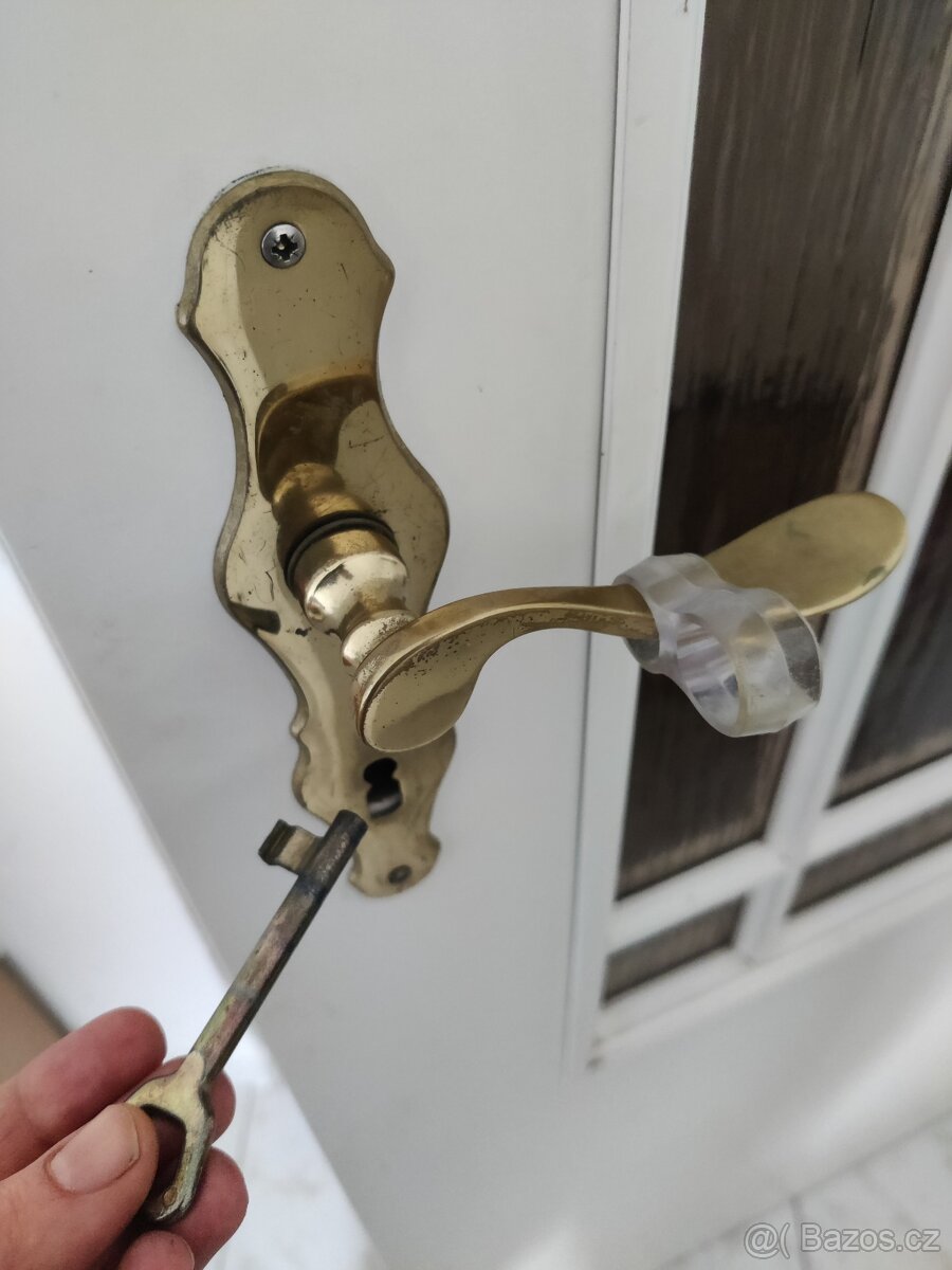 Prodám retro masivní dřevěné dveře s panty a klikou - 2