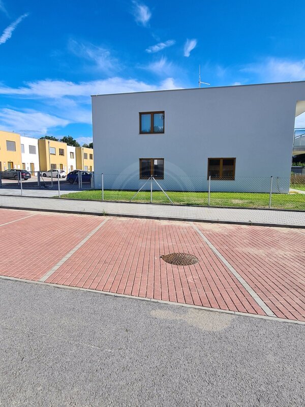 PRODEJ VENKOVNÍCH PARK. STÁNÍ, UL. BUKOVÁ, MLADÉ U ČB - 2