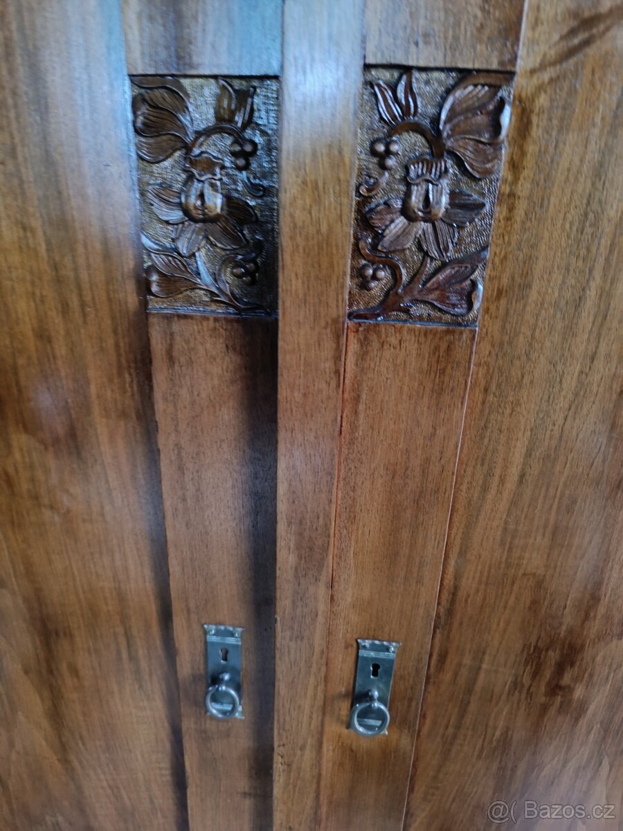 Starožitná skříň - 2