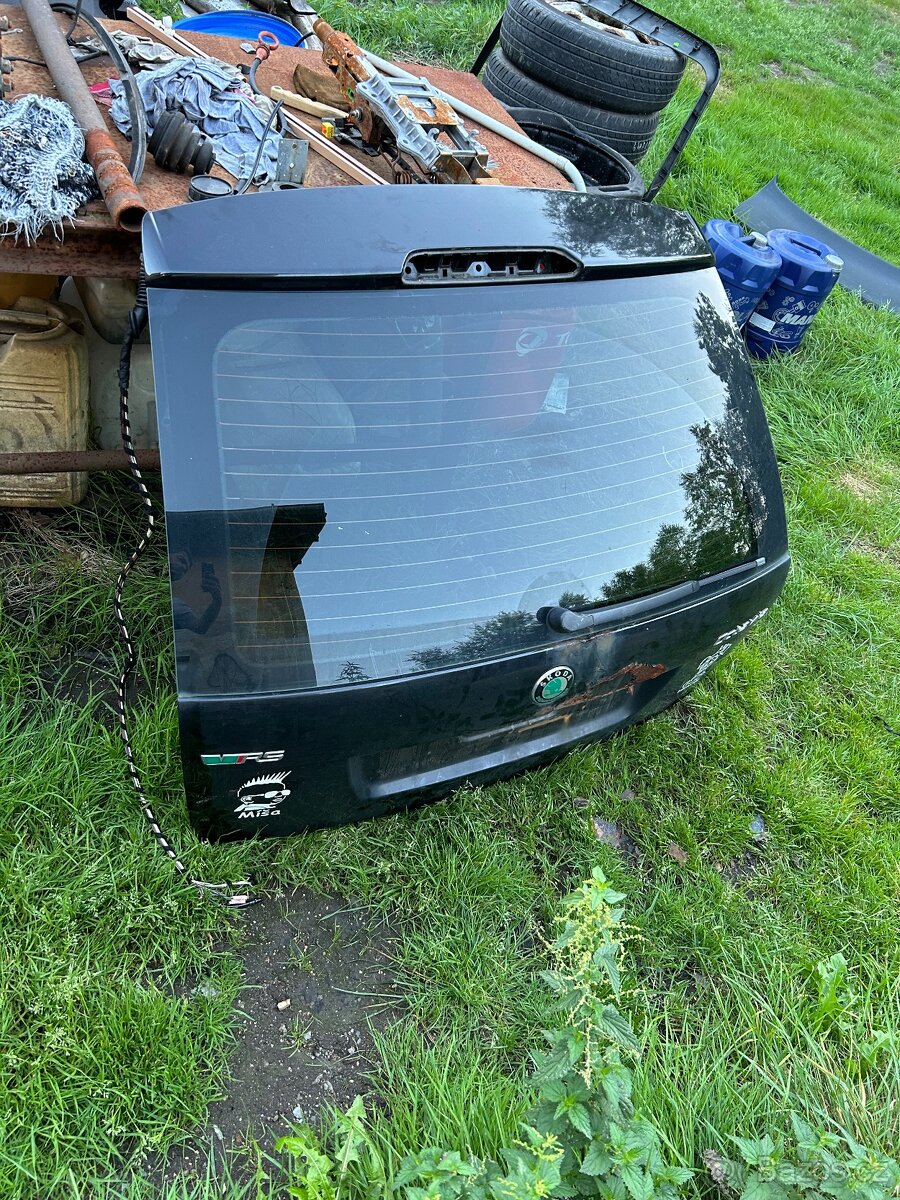 Zadní okno Octavia II po Face - 2