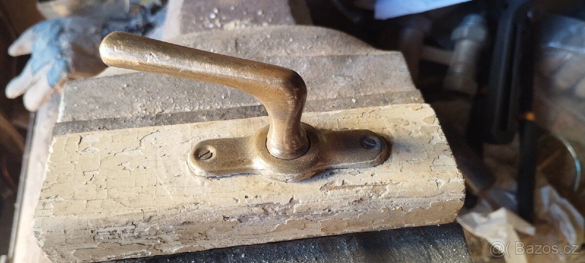 Stará mosazná okení klička - 2