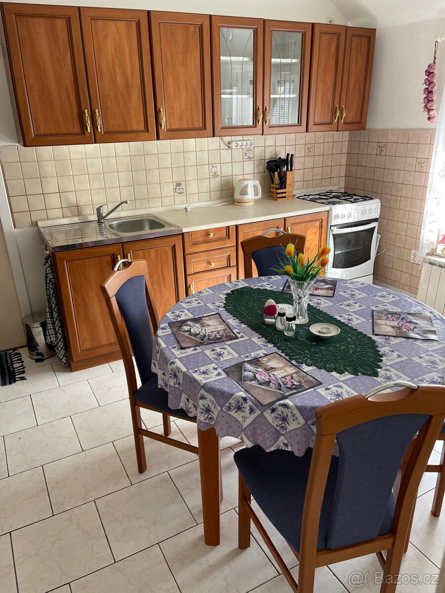 Kuchyňský stůl s židlemi - 2