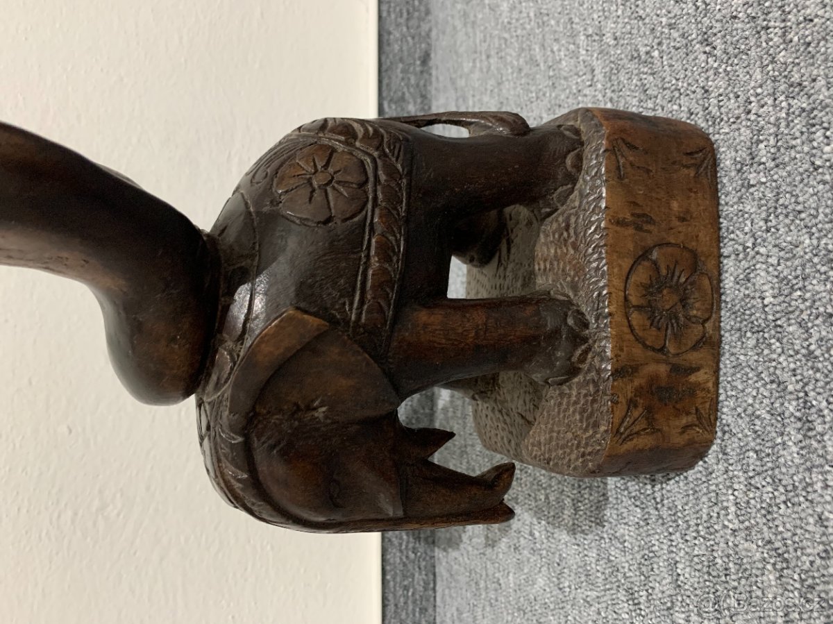 Socha Ganesha stojícího na kobře a hřbetě slona - 2