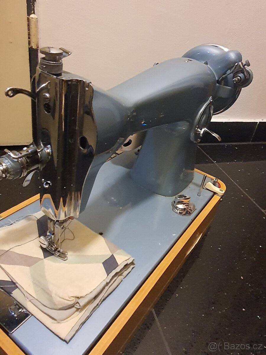 retro šicí stroj 1960 socializmus - 2