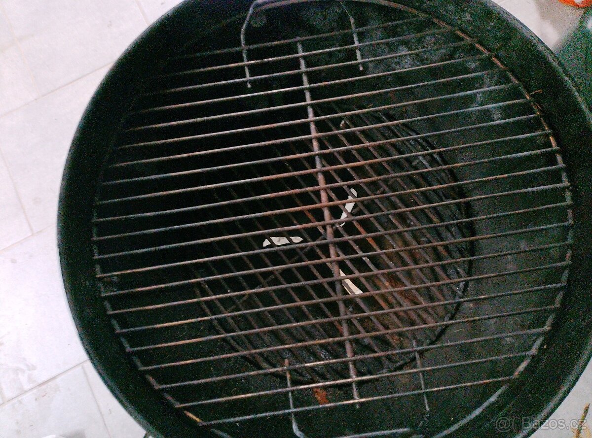 Gril Weber na dřevěné uhlí - 2