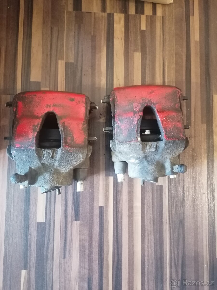 Škoda Octavia I-přední třmeny+destičky - 2