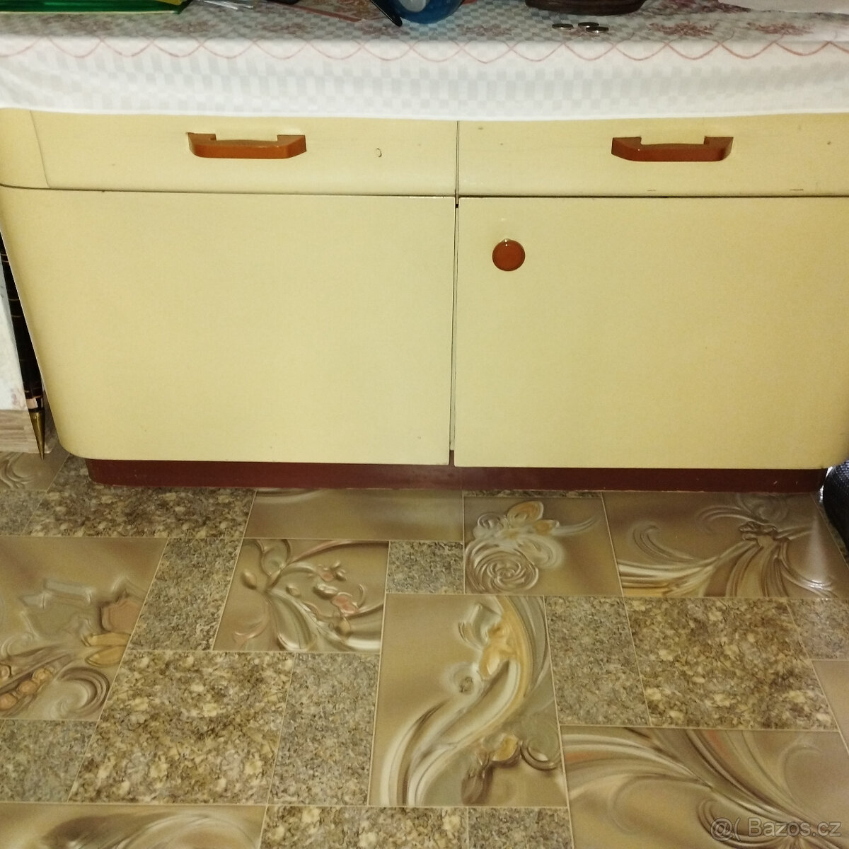 Kuchyně z 50. let - kredenc, vařenka a nízká skříňka - 2