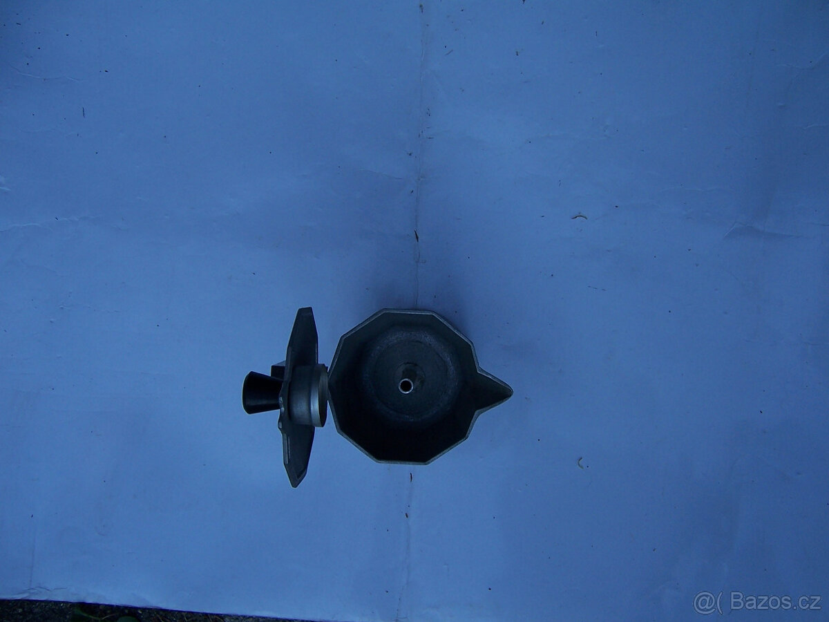 stará hliníková konvička na překapávanou kávu nebo čaj - 2