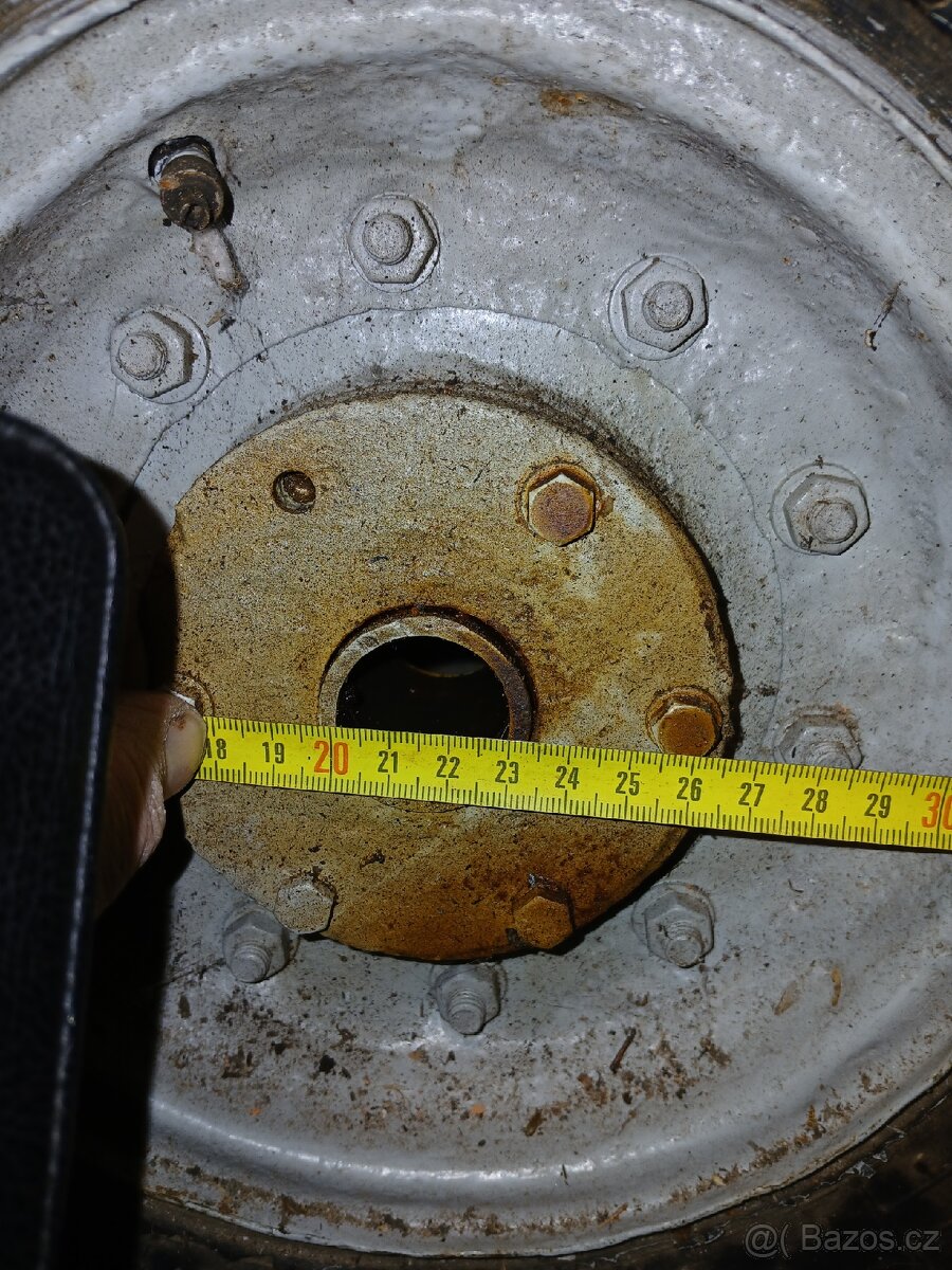 Prodám kolečka 4.00-8, 6.00-9,kovové okna - 2