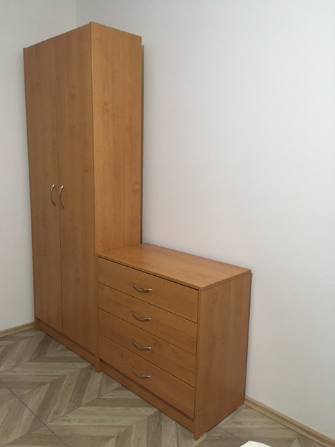 Komoda, šatní skříň, psací stůl - 2